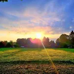 Op Rustig Park In De Chalet *