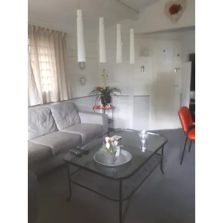 Op Rustig Park In De Chalet *