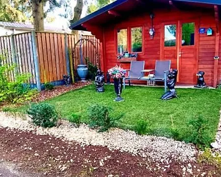 Op Rustig Park In De Chalet *